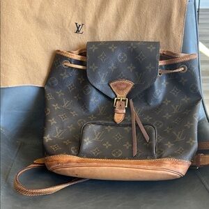 Good condition 💯 Authentic Louis Vuitton Monogram Black and Brown Backpack